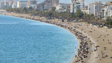Antalyada gunesli havayi firsat bilenler plajlari doldurdu GENEL