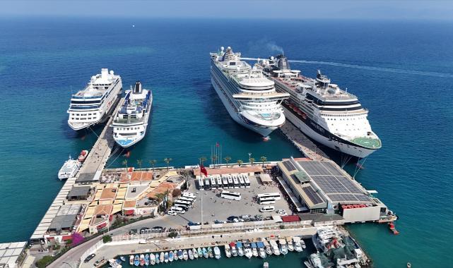 Kusadasi039na 4 kruvaziyerle 7 bin 427 turist geldi