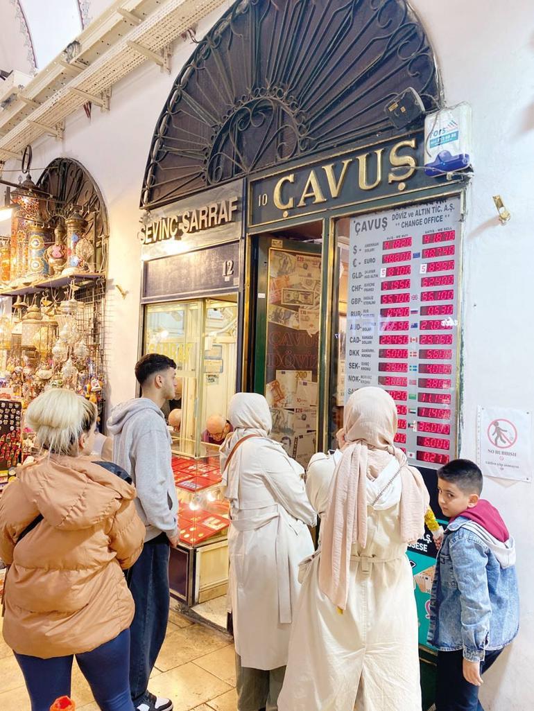 Yükseliş çılgınlığı sürüyor, kuyumcularda gram altın bulmak zorlaştı! Altını olan Ayşe Teyze’nin yüzü güldü 2 Artan çılgınlık devam ediyor, kuyumcularda gram altın bulmak zorlaştı. Altınları alan Ayşe Teyze mutlu